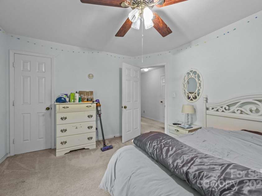 212 Foxfield Lane, Matthews, NC 28105.  MLS# CAR4269821, YatesRealty ID 19320. 