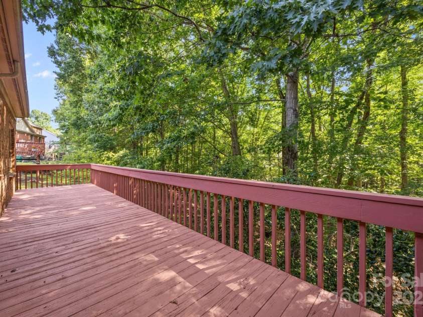 212 Foxfield Lane, Matthews, NC 28105.  MLS# CAR4269821, YatesRealty ID 19320. 