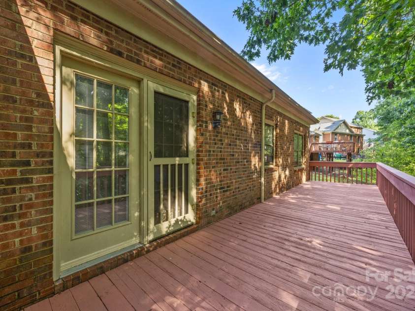 212 Foxfield Lane, Matthews, NC 28105.  MLS# CAR4269821, YatesRealty ID 19320. 