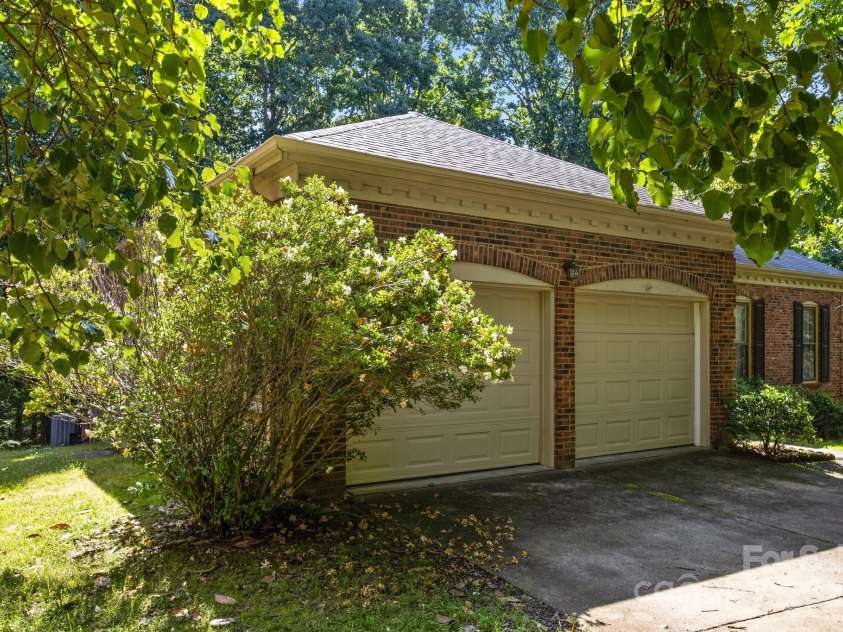 212 Foxfield Lane, Matthews, NC 28105.  MLS# CAR4269821, YatesRealty ID 19320. 