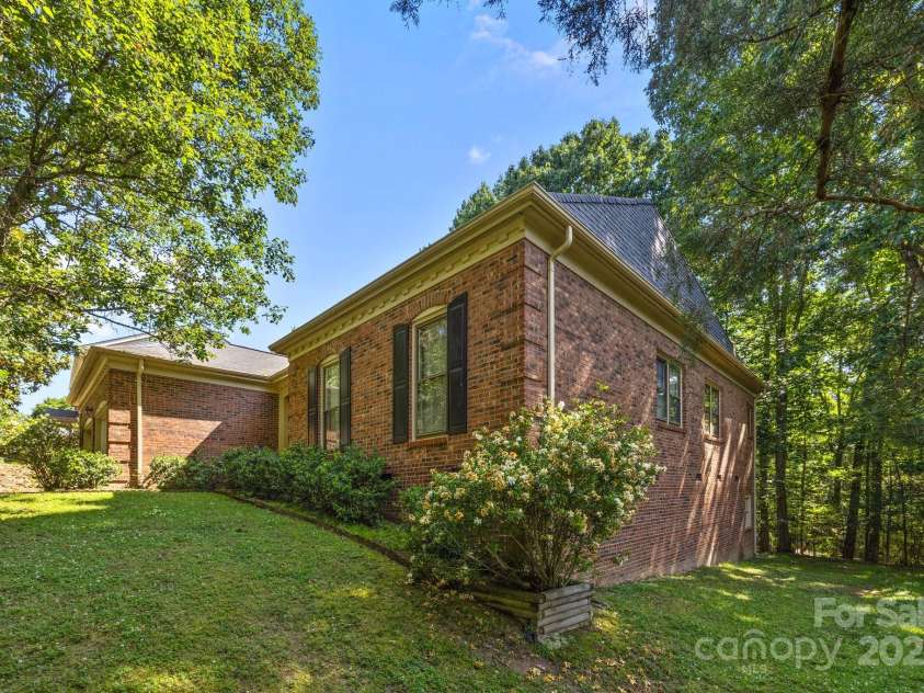 212 Foxfield Lane, Matthews, NC 28105.  MLS# CAR4269821, YatesRealty ID 19320. 