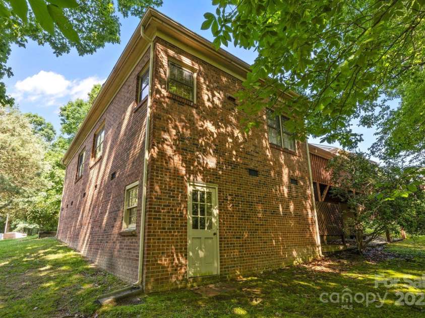 212 Foxfield Lane, Matthews, NC 28105.  MLS# CAR4269821, YatesRealty ID 19320. 