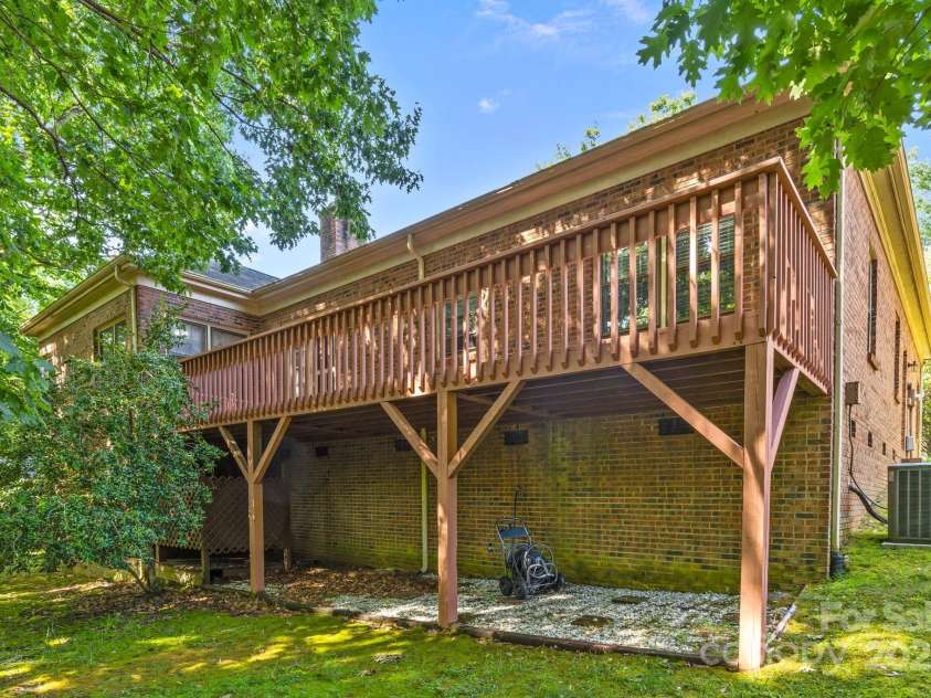 212 Foxfield Lane, Matthews, NC 28105.  MLS# CAR4269821, YatesRealty ID 19320. 