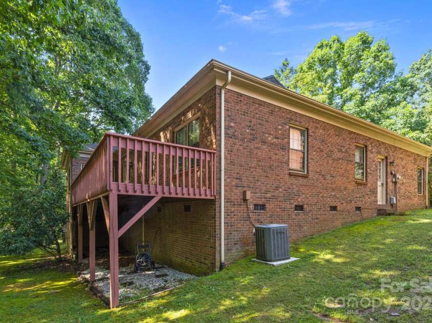 212 Foxfield Lane, Matthews, NC 28105.  MLS# CAR4269821, YatesRealty ID 19320. 