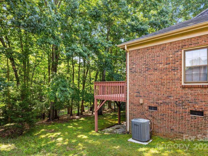 212 Foxfield Lane, Matthews, NC 28105.  MLS# CAR4269821, YatesRealty ID 19320. 