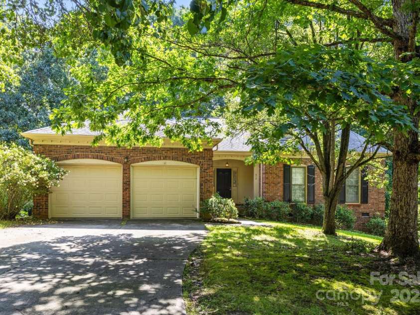 212 Foxfield Lane, Matthews, NC 28105.  MLS# CAR4269821, YatesRealty ID 19320. 