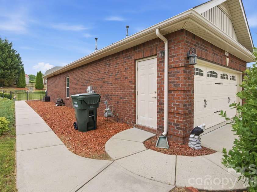 2425 Winnsford Lane, Gastonia, NC 28056.  MLS# CAR4378107, YatesRealty ID 19320. 