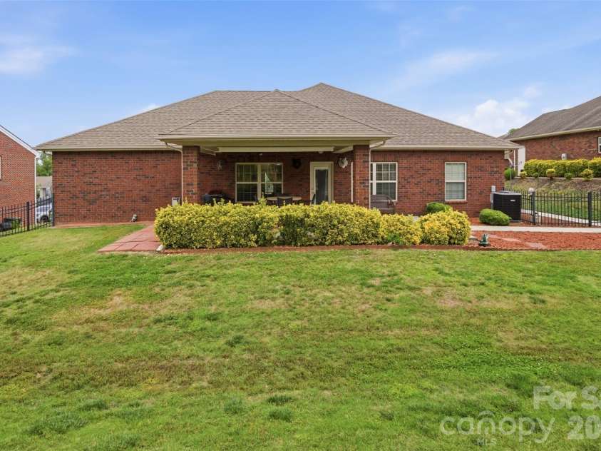 2425 Winnsford Lane, Gastonia, NC 28056.  MLS# CAR4378107, YatesRealty ID 19320. 