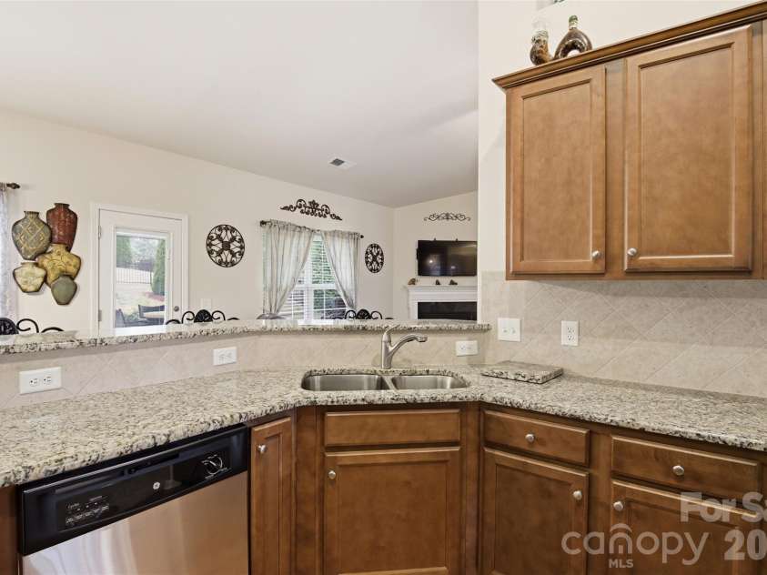 2425 Winnsford Lane, Gastonia, NC 28056.  MLS# CAR4378107, YatesRealty ID 19320. 