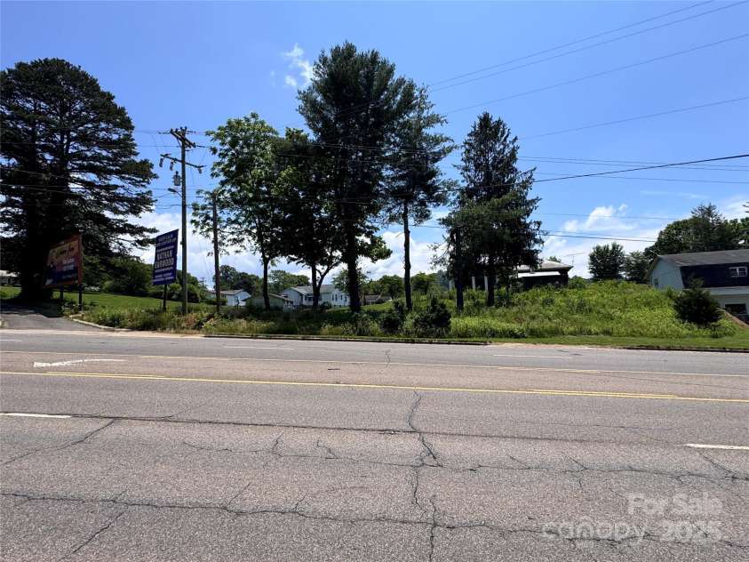 130 1st Street, Franklin, NC 28734.  MLS# CAR4271042, YatesRealty ID 19322. 