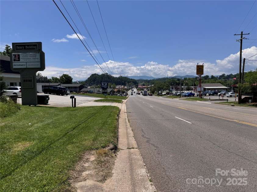 130 1st Street, Franklin, NC 28734.  MLS# CAR4271042, YatesRealty ID 19322. 