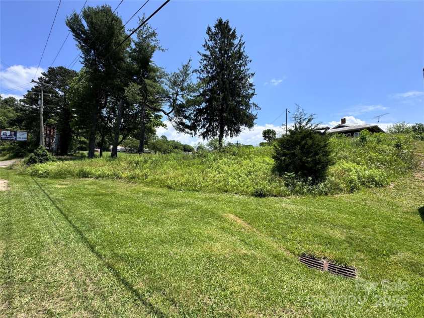 130 1st Street, Franklin, NC 28734.  MLS# CAR4271042, YatesRealty ID 19322. 