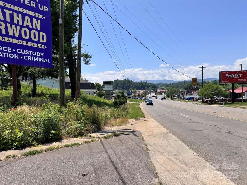 130 1st Street, Franklin, NC 28734.  MLS# CAR4271042, YatesRealty ID 19322. 