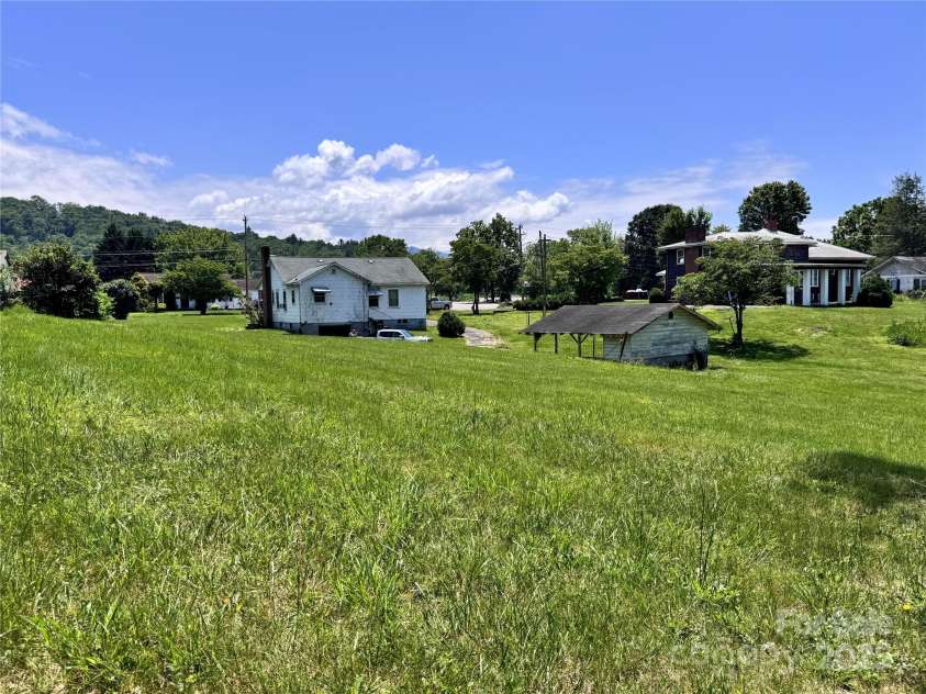 130 1st Street, Franklin, NC 28734.  MLS# CAR4271042, YatesRealty ID 19322. 