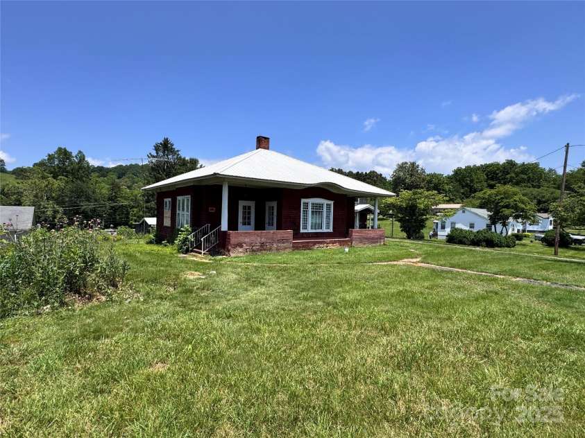 130 1st Street, Franklin, NC 28734.  MLS# CAR4271042, YatesRealty ID 19322. 