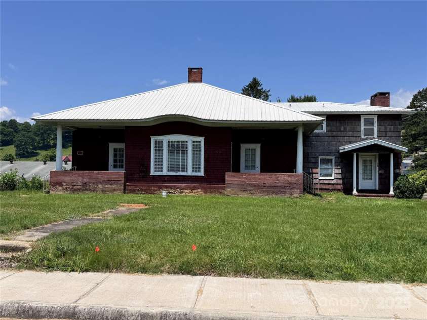 130 1st Street, Franklin, NC 28734.  MLS# CAR4271042, YatesRealty ID 19322. 