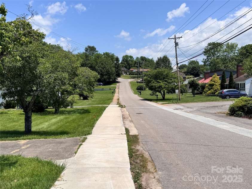 130 1st Street, Franklin, NC 28734.  MLS# CAR4271042, YatesRealty ID 19322. 