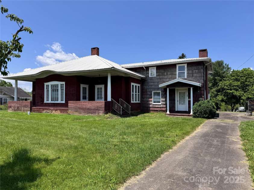 130 1st Street, Franklin, NC 28734.  MLS# CAR4271042, YatesRealty ID 19322. 