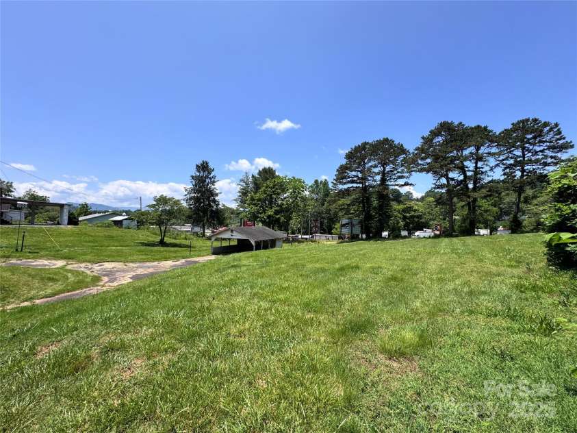 130 1st Street, Franklin, NC 28734.  MLS# CAR4271042, YatesRealty ID 19322. 