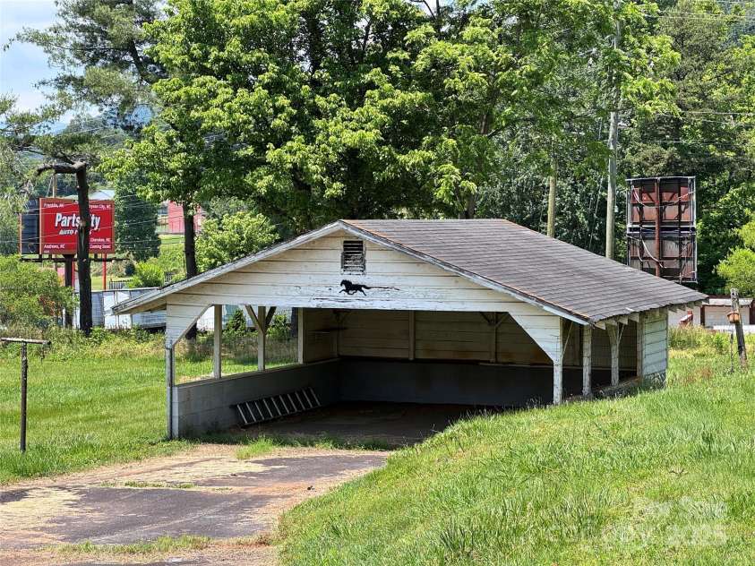 130 1st Street, Franklin, NC 28734.  MLS# CAR4271042, YatesRealty ID 19322. 