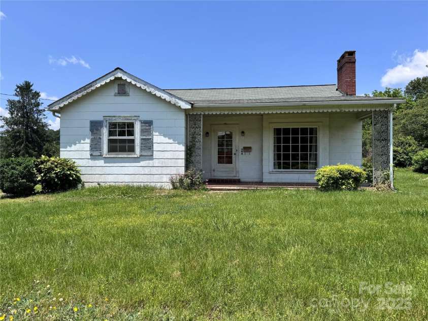 130 1st Street, Franklin, NC 28734.  MLS# CAR4271042, YatesRealty ID 19322. 