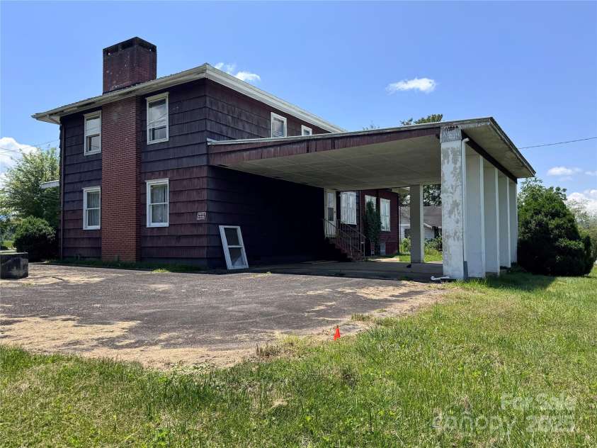 130 1st Street, Franklin, NC 28734.  MLS# CAR4271042, YatesRealty ID 19322. 