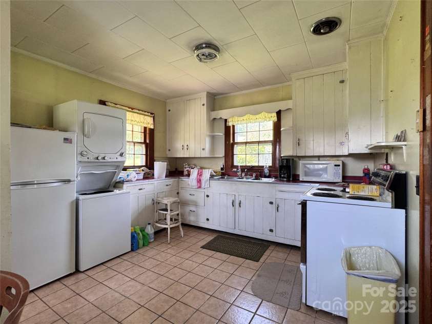 130 1st Street, Franklin, NC 28734.  MLS# CAR4271042, YatesRealty ID 19322. 