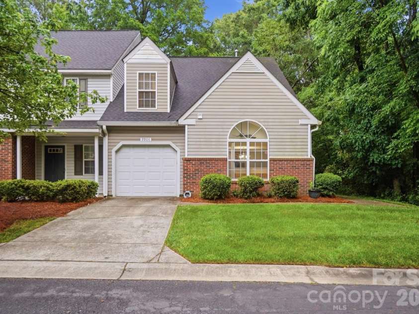 9904 Birch Knoll Court, Charlotte, NC 28213.  MLS# CAR4376558, YatesRealty ID 19322. 