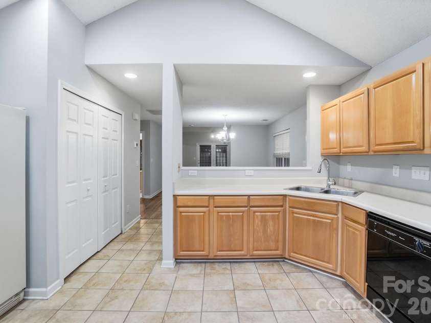 9904 Birch Knoll Court, Charlotte, NC 28213.  MLS# CAR4376558, YatesRealty ID 19322. 