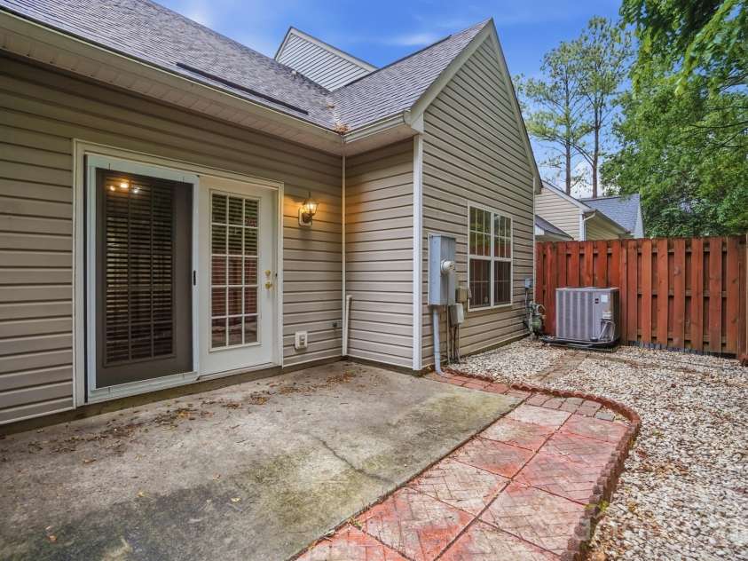 9904 Birch Knoll Court, Charlotte, NC 28213.  MLS# CAR4376558, YatesRealty ID 19322. 