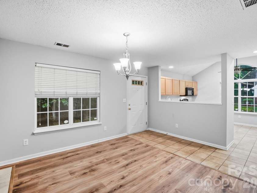 9904 Birch Knoll Court, Charlotte, NC 28213.  MLS# CAR4376558, YatesRealty ID 19322. Dining area