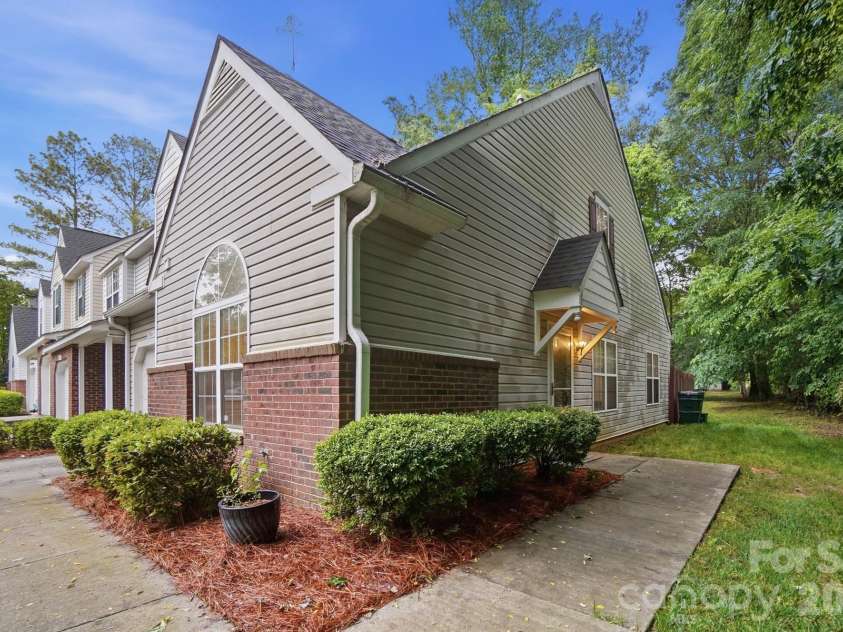 9904 Birch Knoll Court, Charlotte, NC 28213.  MLS# CAR4376558, YatesRealty ID 19322. Side door private entrance