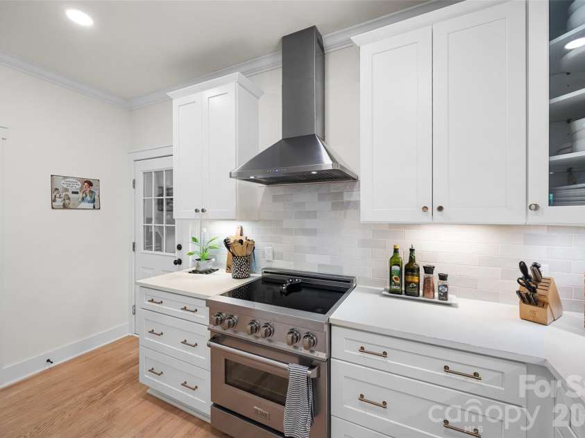 946 Mallard Drive, Rock Hill, SC 29732.  MLS# CAR4376526, YatesRealty ID 19323. Nice gas stove