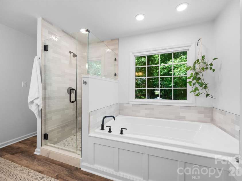 946 Mallard Drive, Rock Hill, SC 29732.  MLS# CAR4376526, YatesRealty ID 19323. Primary bath