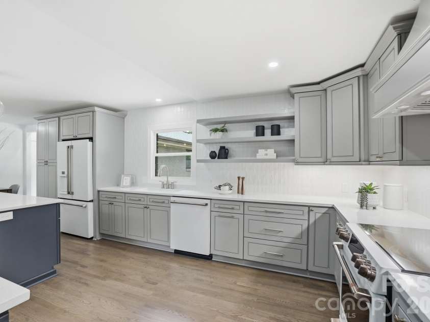 4017 Leeds Drive, Charlotte, NC 28205.  MLS# CAR4376870, YatesRealty ID 19326. 