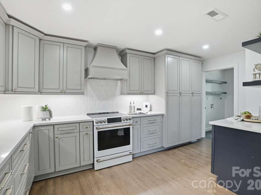 4017 Leeds Drive, Charlotte, NC 28205.  MLS# CAR4376870, YatesRealty ID 19326. 