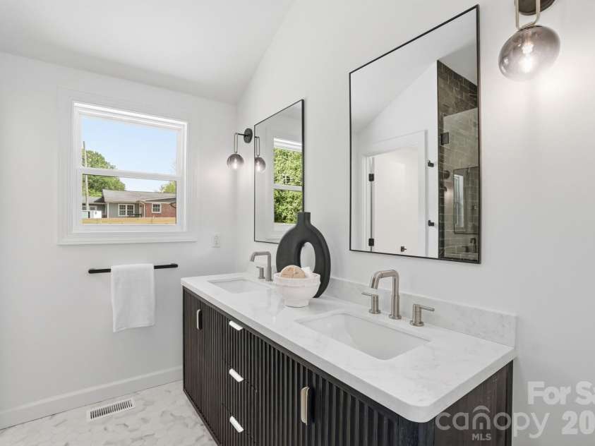 4017 Leeds Drive, Charlotte, NC 28205.  MLS# CAR4376870, YatesRealty ID 19326. 