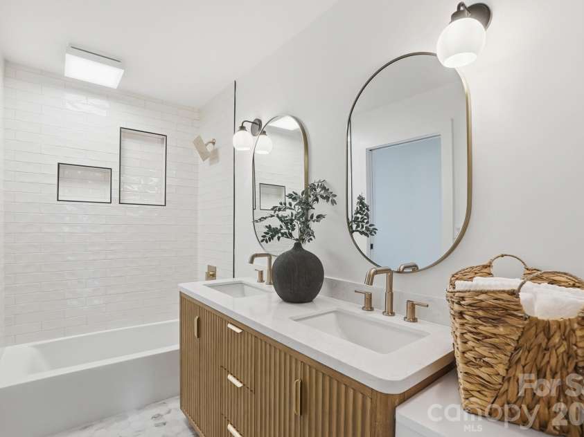 4017 Leeds Drive, Charlotte, NC 28205.  MLS# CAR4376870, YatesRealty ID 19326. 