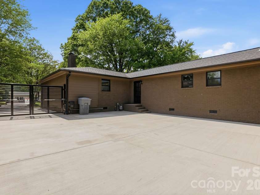 4017 Leeds Drive, Charlotte, NC 28205.  MLS# CAR4376870, YatesRealty ID 19326. 