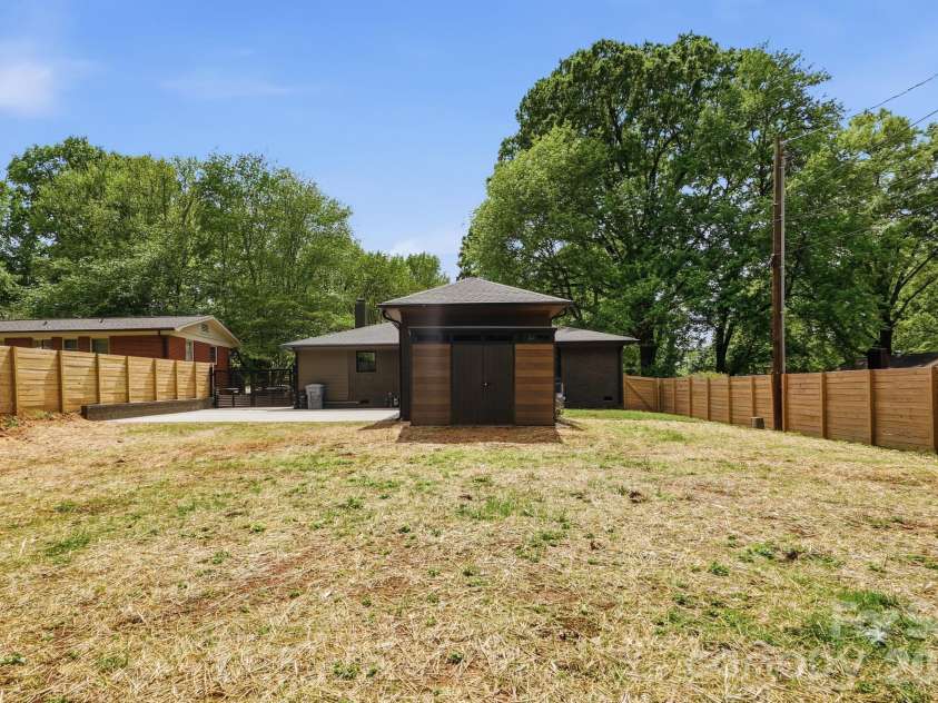 4017 Leeds Drive, Charlotte, NC 28205.  MLS# CAR4376870, YatesRealty ID 19326. 