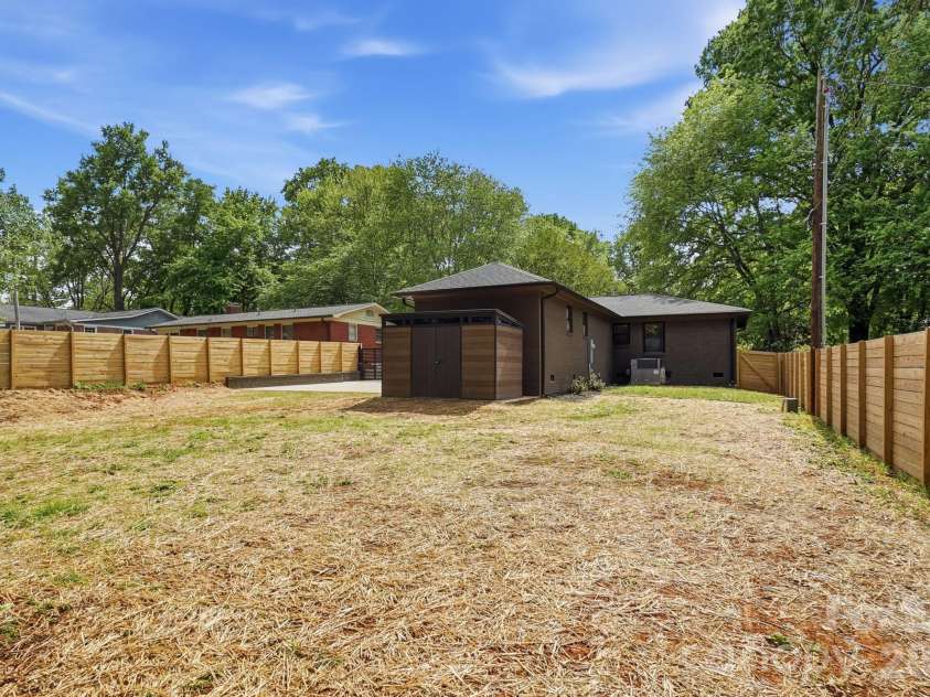 4017 Leeds Drive, Charlotte, NC 28205.  MLS# CAR4376870, YatesRealty ID 19326. 