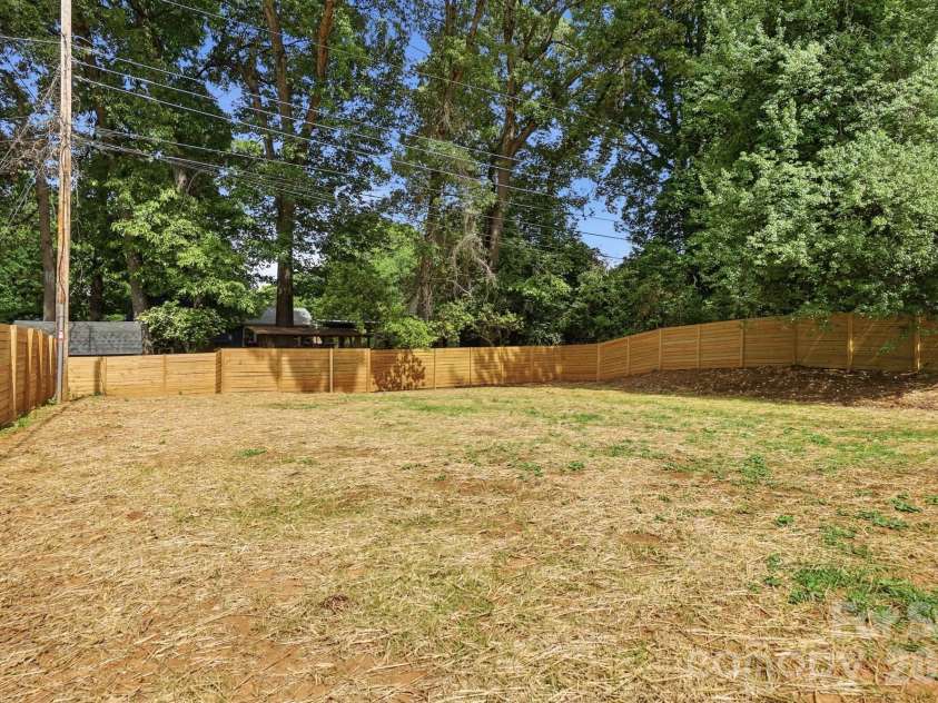 4017 Leeds Drive, Charlotte, NC 28205.  MLS# CAR4376870, YatesRealty ID 19326. 