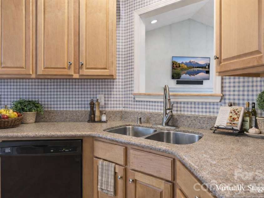 5227 Foley Drive, Hickory, NC 28602.  MLS# CAR4350532, YatesRealty ID 19327. 