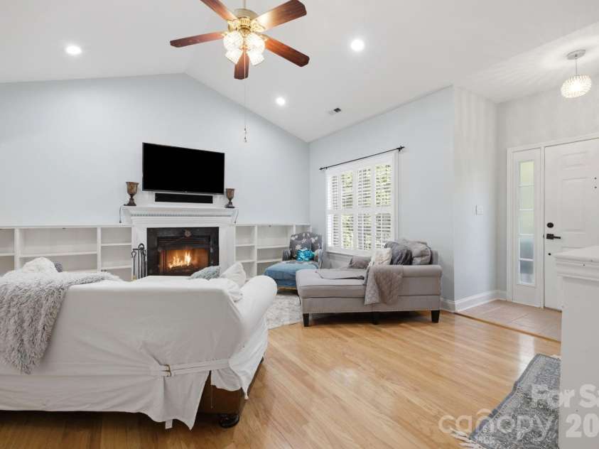 5227 Foley Drive, Hickory, NC 28602.  MLS# CAR4350532, YatesRealty ID 19327. 