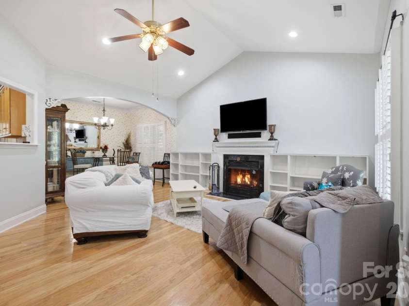 5227 Foley Drive, Hickory, NC 28602.  MLS# CAR4350532, YatesRealty ID 19327. 