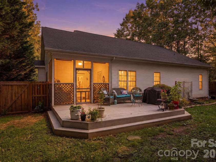 5227 Foley Drive, Hickory, NC 28602.  MLS# CAR4350532, YatesRealty ID 19327. 