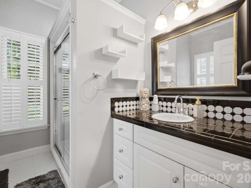 5227 Foley Drive, Hickory, NC 28602.  MLS# CAR4350532, YatesRealty ID 19327. Master Bath
