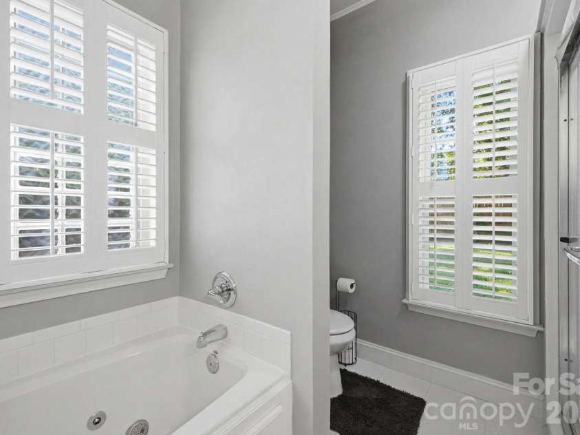 5227 Foley Drive, Hickory, NC 28602.  MLS# CAR4350532, YatesRealty ID 19327. Master Bath