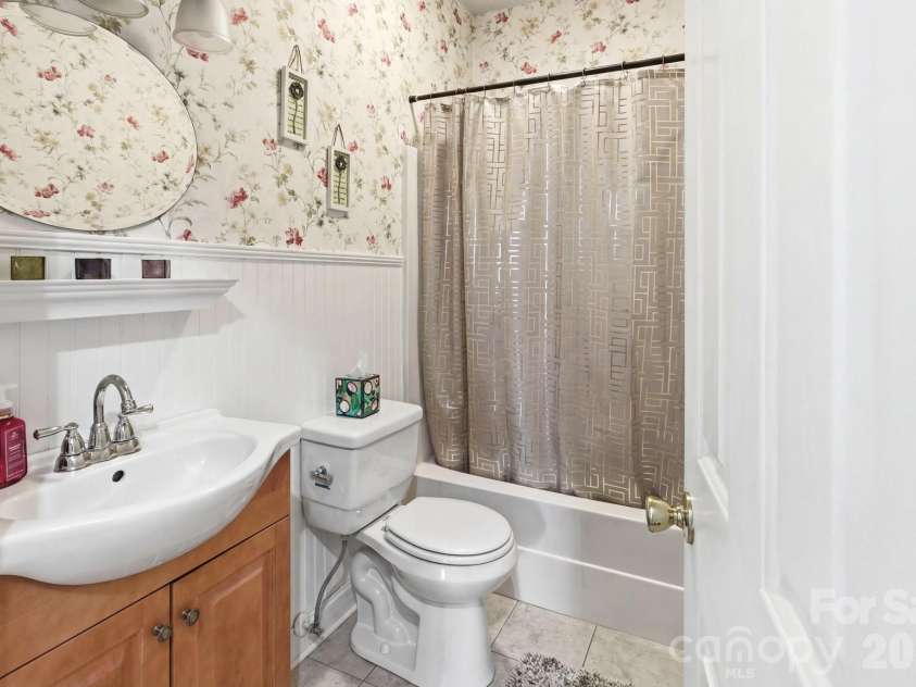 5227 Foley Drive, Hickory, NC 28602.  MLS# CAR4350532, YatesRealty ID 19327. Second Full Bath