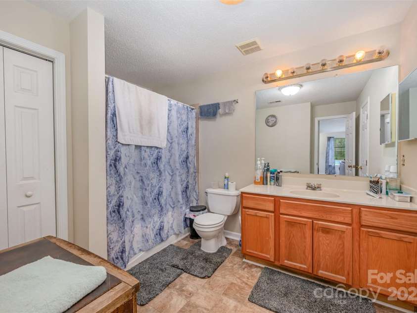 8119 Tremaine Court, Charlotte, NC 28227.  MLS# CAR4270683, YatesRealty ID 19328. Bathroom